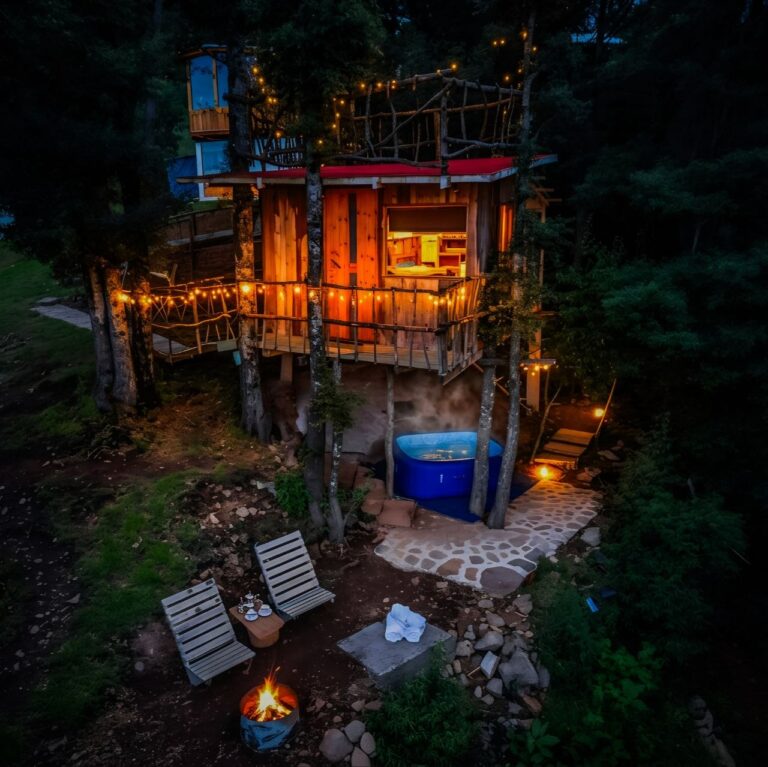 Casita en el árbol con terraza y jacuzzi